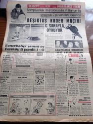 Cumhuriyet Gazetesi - 14 Şubat 1965 - Asıl Dava Yazan Nadir Nadi Köşe Yazısı - Bütçe 197'ye 225 Oyla Reddedildi - İsmet İnönü İstifa Etti - Cemal Gürsel Yeni Başbakanı Tayin İçin Yarın Sabahtan İtibaren Temaslara Başlayacak - İsmet İnönü Ve Ekrem Alican İkinci Koalisyonu Tartıştılar - Yeni Bir Dönem Yazan Ecvet Güresin Köşe Yazısı - Adalet Partisi Genel Başkanı Süleyman Demirel Söylenecek Bir Şey Yok Dedi - İlhan Selçuk Köşe Yazısı - Bozkırdaki Çekirdek Yazan Kemal Tahir Yazı Dizisi - Rusya Vietnam'da Amerika İle Savaş İhtimalinden Endişe Ediyor - Elizabeth Taylor Zayıflamanın Sırrını Buldu - Malkoçoğlu Konu Ve Resim Ayhan Başoğlu - Marilyn Monroe Ernest Hemingway Robert Young Birbirlerine Hiç Benzemeyen İnsanlardı Fakat Hepsinin Sonu Aynı Oldu - Gina Lolllobrigida Yeni Filmi İçin Sarışın Oldu - James Bond Çizgi Roman - Nimbüs Karikatür - Beşiktaş Kader Maçını Galatasarayla Oynuyor - Galatasaray Kongresini Suphi Batur Kazandı - Fenerbahçe Çamur Ve Feriköy'ü Yendi - Spor Bilmeceleri