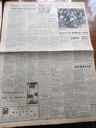 Cumhuriyet Gazetesi - 15 Şubat 1965 - Günün Notları Yazan Ecvet Güresin Köşe Yazısı - Adalet Partisi Genel İdare Kurulu Toplantı Yaptı - Cemal Gürsel 4'lü Koalisyon İstiyor - Adalet Partisi Görev Verilirse Hükümeti Kuracak -  İsmet İnönü Briç Oynadı Ve Kaybetti -  Ekrem Alican'ın İsmet İnönü'nün Düşürülmesinden Önce Yaptığı Konuşma - İlhan Selçuk Köşe Yazısı - Bozkırdaki Çekirdek Yazan Kemal Tahir Yazı Dizisi - Kızıl Çin Kuzey Vietnam Sınırına 200 Bin Asker Yığdı - Kiliseyle Franco Rejimi Arasında Mücadele Şiddetlendi - Rockefeller Tesisi Ankara Üniversitesine 2.250.000 Lira Bağışladı - İngiltere Kraliçesinin Sırlarını Bilen Tek Kadın Bobo - Malkoçoğlu Konu Ve Resim Ayhan Başoğlu - Sophia Loren'in Oynadığı Lady L Filmi Bitmek Üzere - Hülya Koçyiğit Sadri Alışık'la Yeni Bir Filmde Rol Alıyor Fotoğraf - James Bond Çizgi Roman - Georges Zautner - Ve Şans Galatasaray'a Güldü Beşiktaş'ı Yendi - Hakkı Yeten Kongreyi Açık Farkla Kazandı - Spor Toto Tahminleri - Yazık Oldu Beşiktaş'a