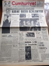 Cumhuriyet Gazetesi - 19 Şubat 1965 - Suat Hayri Ürgüplü Protokol Üzerinde Anlaştık Dedi - Üç Lider Kabineye Girmedi Kabine Bugün Açıklanıyor - İnönü Kabinesi Dün Son Defa Toplandı - Salihli'de 6700 Ev Boşaltıldı - Kalpak Giyenler Takip Ediliyor - Cevdet Sunay İsmet İnönü'yü Ziyaretten Sonra Görüşünü Açıkladı Kanunlara İtaattan Başka Söze Ehemmiyet Vermeyiz - İlhan Selçuk Köşe Yazısı - Bozkırdaki Çekirdek Yazan Kemal Tahir Yazı Dizisi - Nasır Doğu Almanya'yı Tanımayacak - Amerika Kuzey Vietnam'ı Bombalamaya Devam Ediyor - Çin Türkistan'ında Ayaklanmalar Oluyor - Malkoçoğlu Konu Ve Resim Ayhan Başoğlu - Körler Artık Kitap Okuyacak - Poto Poto Yazan Erich Von Strocheim Yazı işleri - Fransız Gençliğinin Taptığı Yıldız Slyvie Vartan - James Bond Çizgi Roman - Elif Hanım Karikatür - İzmirliler Fenerbahçe'yi Severiz Fakat Fırsat Bulursak Yeneriz - Beşiktaş Dün Kampa Girdi - İtalya'daki Spor Elçimiz Can Bartu'nun 24 Saati - Avrupa'da Yegane Namağlup Takım Fenerbahçe - Galatasaray