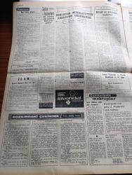 Cumhuriyet Gazetesi - 19 Şubat 1965 - Suat Hayri Ürgüplü Protokol Üzerinde Anlaştık Dedi - Üç Lider Kabineye Girmedi Kabine Bugün Açıklanıyor - İnönü Kabinesi Dün Son Defa Toplandı - Salihli'de 6700 Ev Boşaltıldı - Kalpak Giyenler Takip Ediliyor - Cevdet Sunay İsmet İnönü'yü Ziyaretten Sonra Görüşünü Açıkladı Kanunlara İtaattan Başka Söze Ehemmiyet Vermeyiz - İlhan Selçuk Köşe Yazısı - Bozkırdaki Çekirdek Yazan Kemal Tahir Yazı Dizisi - Nasır Doğu Almanya'yı Tanımayacak - Amerika Kuzey Vietnam'ı Bombalamaya Devam Ediyor - Çin Türkistan'ında Ayaklanmalar Oluyor - Malkoçoğlu Konu Ve Resim Ayhan Başoğlu - Körler Artık Kitap Okuyacak - Poto Poto Yazan Erich Von Strocheim Yazı işleri - Fransız Gençliğinin Taptığı Yıldız Slyvie Vartan - James Bond Çizgi Roman - Elif Hanım Karikatür - İzmirliler Fenerbahçe'yi Severiz Fakat Fırsat Bulursak Yeneriz - Beşiktaş Dün Kampa Girdi - İtalya'daki Spor Elçimiz Can Bartu'nun 24 Saati - Avrupa'da Yegane Namağlup Takım Fenerbahçe - Galatasaray