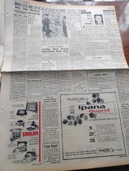 Cumhuriyet Gazetesi - 19 Şubat 1965 - Suat Hayri Ürgüplü Protokol Üzerinde Anlaştık Dedi - Üç Lider Kabineye Girmedi Kabine Bugün Açıklanıyor - İnönü Kabinesi Dün Son Defa Toplandı - Salihli'de 6700 Ev Boşaltıldı - Kalpak Giyenler Takip Ediliyor - Cevdet Sunay İsmet İnönü'yü Ziyaretten Sonra Görüşünü Açıkladı Kanunlara İtaattan Başka Söze Ehemmiyet Vermeyiz - İlhan Selçuk Köşe Yazısı - Bozkırdaki Çekirdek Yazan Kemal Tahir Yazı Dizisi - Nasır Doğu Almanya'yı Tanımayacak - Amerika Kuzey Vietnam'ı Bombalamaya Devam Ediyor - Çin Türkistan'ında Ayaklanmalar Oluyor - Malkoçoğlu Konu Ve Resim Ayhan Başoğlu - Körler Artık Kitap Okuyacak - Poto Poto Yazan Erich Von Strocheim Yazı işleri - Fransız Gençliğinin Taptığı Yıldız Slyvie Vartan - James Bond Çizgi Roman - Elif Hanım Karikatür - İzmirliler Fenerbahçe'yi Severiz Fakat Fırsat Bulursak Yeneriz - Beşiktaş Dün Kampa Girdi - İtalya'daki Spor Elçimiz Can Bartu'nun 24 Saati - Avrupa'da Yegane Namağlup Takım Fenerbahçe - Galatasaray