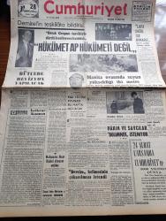 Cumhuriyet Gazetesi - 22 Şubat 1965 - Günün Notları Yazan Ecvet Güresin Köşe Yazısı - Süleyman Demirel'in Teşkilata Bildirisi Ortak Grubun Tasvibiyle Dörtlü Koalisyona Katıldık Hükümet AP Hükümeti Değil - Ege Tütün Piyasası Bu Hafta Açılacak - Zenci Lideri Malcolm X Vurularak Öldürüldü - Türkiye Devrim Diyanet Sitesi Kurma Derneğinden Devrim Kelimesinin Çıkarılması İstendi - Protokol Yazan İlhan Selçuk Köşe Yazısı - Bozkırdaki Çekirdek Yazan Kemal Tahir Yazı Dizisi - Ay'a Gitmek İnsanlar İçin Tehlikeli Olacak - Sophia Loren Lübnan'a Dert Oldu - Malkoçoğlu Konu Ve Resim Ayhan Başoğlu - Amerika'nın 1 Numaralı Kadını Lady Bird Anlatıyor - 1964 1965 Yunus Nadi Armağanı Küçük Hikaye Oğlak Sesi Yazan O. Zeki Özturanlı - Nazi Devrinin Son Üç Meşhurunu 100 Gardiyan Muhafaza Ediyor - Calipso Kralı Metin Ersoy Müzik Şölenine Seve Seve Katılıyor - Ben Devletim Adlı Oyun - Metin Akpınar - Ercan Yazgan - Fransız Sinemasının En Başarılı Yöneticilerinden Truffaut Geliyor - James Bond Çizgi Roman