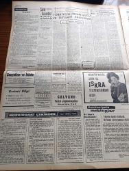 Cumhuriyet Gazetesi - 22 Şubat 1965 - Günün Notları Yazan Ecvet Güresin Köşe Yazısı - Süleyman Demirel'in Teşkilata Bildirisi Ortak Grubun Tasvibiyle Dörtlü Koalisyona Katıldık Hükümet AP Hükümeti Değil - Ege Tütün Piyasası Bu Hafta Açılacak - Zenci Lideri Malcolm X Vurularak Öldürüldü - Türkiye Devrim Diyanet Sitesi Kurma Derneğinden Devrim Kelimesinin Çıkarılması İstendi - Protokol Yazan İlhan Selçuk Köşe Yazısı - Bozkırdaki Çekirdek Yazan Kemal Tahir Yazı Dizisi - Ay'a Gitmek İnsanlar İçin Tehlikeli Olacak - Sophia Loren Lübnan'a Dert Oldu - Malkoçoğlu Konu Ve Resim Ayhan Başoğlu - Amerika'nın 1 Numaralı Kadını Lady Bird Anlatıyor - 1964 1965 Yunus Nadi Armağanı Küçük Hikaye Oğlak Sesi Yazan O. Zeki Özturanlı - Nazi Devrinin Son Üç Meşhurunu 100 Gardiyan Muhafaza Ediyor - Calipso Kralı Metin Ersoy Müzik Şölenine Seve Seve Katılıyor - Ben Devletim Adlı Oyun - Metin Akpınar - Ercan Yazgan - Fransız Sinemasının En Başarılı Yöneticilerinden Truffaut Geliyor - James Bond Çizgi Roman