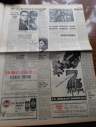 Cumhuriyet Gazetesi - 22 Şubat 1965 - Günün Notları Yazan Ecvet Güresin Köşe Yazısı - Süleyman Demirel'in Teşkilata Bildirisi Ortak Grubun Tasvibiyle Dörtlü Koalisyona Katıldık Hükümet AP Hükümeti Değil - Ege Tütün Piyasası Bu Hafta Açılacak - Zenci Lideri Malcolm X Vurularak Öldürüldü - Türkiye Devrim Diyanet Sitesi Kurma Derneğinden Devrim Kelimesinin Çıkarılması İstendi - Protokol Yazan İlhan Selçuk Köşe Yazısı - Bozkırdaki Çekirdek Yazan Kemal Tahir Yazı Dizisi - Ay'a Gitmek İnsanlar İçin Tehlikeli Olacak - Sophia Loren Lübnan'a Dert Oldu - Malkoçoğlu Konu Ve Resim Ayhan Başoğlu - Amerika'nın 1 Numaralı Kadını Lady Bird Anlatıyor - 1964 1965 Yunus Nadi Armağanı Küçük Hikaye Oğlak Sesi Yazan O. Zeki Özturanlı - Nazi Devrinin Son Üç Meşhurunu 100 Gardiyan Muhafaza Ediyor - Calipso Kralı Metin Ersoy Müzik Şölenine Seve Seve Katılıyor - Ben Devletim Adlı Oyun - Metin Akpınar - Ercan Yazgan - Fransız Sinemasının En Başarılı Yöneticilerinden Truffaut Geliyor - James Bond Çizgi Roman