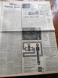 Cumhuriyet Gazetesi - 22 Şubat 1965 - Günün Notları Yazan Ecvet Güresin Köşe Yazısı - Süleyman Demirel'in Teşkilata Bildirisi Ortak Grubun Tasvibiyle Dörtlü Koalisyona Katıldık Hükümet AP Hükümeti Değil - Ege Tütün Piyasası Bu Hafta Açılacak - Zenci Lideri Malcolm X Vurularak Öldürüldü - Türkiye Devrim Diyanet Sitesi Kurma Derneğinden Devrim Kelimesinin Çıkarılması İstendi - Protokol Yazan İlhan Selçuk Köşe Yazısı - Bozkırdaki Çekirdek Yazan Kemal Tahir Yazı Dizisi - Ay'a Gitmek İnsanlar İçin Tehlikeli Olacak - Sophia Loren Lübnan'a Dert Oldu - Malkoçoğlu Konu Ve Resim Ayhan Başoğlu - Amerika'nın 1 Numaralı Kadını Lady Bird Anlatıyor - 1964 1965 Yunus Nadi Armağanı Küçük Hikaye Oğlak Sesi Yazan O. Zeki Özturanlı - Nazi Devrinin Son Üç Meşhurunu 100 Gardiyan Muhafaza Ediyor - Calipso Kralı Metin Ersoy Müzik Şölenine Seve Seve Katılıyor - Ben Devletim Adlı Oyun - Metin Akpınar - Ercan Yazgan - Fransız Sinemasının En Başarılı Yöneticilerinden Truffaut Geliyor - James Bond Çizgi Roman