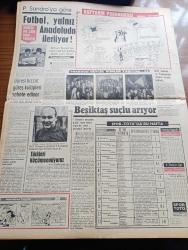 Cumhuriyet Gazetesi - 23 Şubat 1965 - Günün Notları Yazan Ecvet Güresin Köşe Yazısı - Suat Ürgüplü Görevi İsmet İnönü'den Devraldı Fotoğraf - İsmet İnönü Kabine Arkadaşlarına Ziyafet Verdi - Lise Mezunları Yedek Assubay Olacak - Salihli'de Deprem Durdu Sel Başladı - CHP Genel Sekreter Yardımcısı Suphi Baykam Hükümet AP Hükümeti Değil Diye Kaçmak Yok - Dünya Boks Şampiyonu Muhammed Ali Clay'ın Evine Kundak Sokuldu - Laf Değil Realite Yazan İlhan Selçuk Köşe Yazısı - Bozkırdaki Çekirdek Yazan Kemal Tahir Yazı Dizisi - Burhan Felek Köşe - Saygonda General Han Yenilgiyi Nihayet Kabul Etti - Ay'a İnsan Göndermek Tehlikeli Mi Olacak - Malkoçoğlu Konu Ve Resim Ayhan Başoğlu - Poto Poto Yazan Erich Von Strocheim Yazı Dizisi - Carroll Baker Her Fırsatta Soyunmasının Sebebini Anlattı - James Bond Çizgi Roman - Trabzon İdmanyurdu'nun Galibiyeti Trabzon'da Halkı Sokaklara Döktü - Puppo Sandro'ya Göre Futbol Yalnız Anadolu'da İlerliyor - 1962 Dünya Kupasını 1 Numaralı Kalecisi Çek Schroif