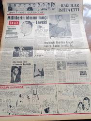 Cumhuriyet Gazetesi - 24 Şubat 1965 - Güç Görev Yazan Nadir Nadi Köşe Yazısı - Erzurum'da Kızamık Salgını - On Günde 121 Kişi Öldü - Ankara'ya Gelen Arabulucu Galo Plaza Kıbrıs'ta İki Cemaat Vardır Dedi - Rauf Denktaş Yeni Hükümetin Kıbrıs Tutumunu Beğendi - Kat Mülkiyeti Tasarısının Tümü Mecliste Kabul Edildi - Hükümet Programı Cuma Günü Okunacak - İlhan Selçuk Köşe Yazısı - Martin Luther King De Ölümle Tehdit Ediliyor - Harlemde Zenci Müslümanlara Ait Bir Mabet Kısmen Yandı - Amerikalıların Ay'a Attıkları Ranger 8 Değerli Resimler Gönderdi - Diana Dors İle Silvie Vartan İstanbul'da Tanıştı - Bozkırda Çekirdek Yazan Kemal Tahir Yazı Dizisi - İngiliz Filmi En İyi Saatler Oskar Adayı - Metin Erksan Suçlular Aramızda Filmini Yönetirken Leyla Sayar'a Direktif Veriyor Fotoğraf - James Bond Çizgi Roman - Malkoçoğlu Konu Ve Resim Ayhan Başoğlu - Beşiktaş'ta Muhittin Kıpçak Kadro Harici Bırakıldı - Fenerbahçe Kulübü 2. Başkanı Müslim Bağcılar İstifa Etti - Muhammed Ali Clay İle Liston Maçı