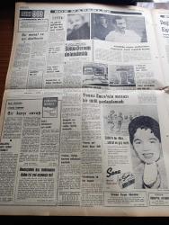 Cumhuriyet Gazetesi - 27 Şubat 1965 - Boşuna Gayretler Yazan Nadir Nadi Köşe Yazısı - Yedek Astsubaylık Süresi 2 Yıl Olacak - Meclis Ve Senatoda Hükümet Programı Okundu - Süleyman Demirel İnşaat Mühendisleri Kongresinde Konuştu - Kızamık Yazan Profesör Doktor Sadi Irmak - Tehlikeli Hastalıklarımız Yazan İlhan Selçuk Köşe Yazısı - Zenci Müslümanların Kongresi Gergin Bir Hava İçinde Açıldı - El Elden Üstündür Sülün Osman Dolandırıldı - Yunus Emre'nin Mezarı Bir Türlü Paylaşılamadı - Genç Oyuncu Sema Özcan Sahnede Yıldız Kenter'in Elinde Patlayan Silahla Yaralandı - Frank Sinatra Gina Lolllobrigida İle Beraber Parlayan Süngüler Filminin Bir Sahnesinde Fotoğraf - James Bond Çizgi Roman - Malkoçoğlu Konu Ve Resim Ayhan Başoğlu - Poto Poto Yazan Erich Von Strocheim Yazı Dizisi - Beşiktaş Lig Sonuncusu Beykoz İle Oynuyor - Fenerbahçe 2. Başkanlığından İstifa Eden Müslim Bağcılar Yardımı Kesmiyor Fakat - Spor Toto'ya 3 Yedek Maç Konuluyor - Basketbolda Fenerbahçe Şampiyonluğu Garantiledi