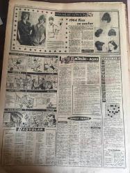 YENİ SABAH GAZETESİ 17 EKİM 1963 YIL :26 SAYI :8834--Lokomotif olayı dün de görüşüldü : Adalet Partili bir  hatip İhsan Ş.Dura nın milletin hakkını korunmadığını ileri sürdü --Müstakil aday Mümtaz Tarhan Her Davanın Çaresi Bulunur Dedi --İnönü Azizoğlu nun da istifası için diretiyor ---Avukatı ,hakim ve sanığı da kadın dava --Gaziantep te askeri bir kamyon devrildi 7 er öldü ,2 yaralı var ---Yeni döviz kurları ilan edildi ---Bol keseden bağışlama :Siyavuşgil --14 Kanser çeşidi yeni ilaçlarla yok ediliyor --Fenerbahçe ikinci turda ---Beşiktaş ,Bükreş de Rapid ile oynuyor --France Football Galatasaray dan ateşli bir takım diye bahsediyor ---Galatasaray bugün İzmir e gidiyor --Türkiye -İsrail Milli Baltrap Karşılaşması Bugün Başlıyor ----Adayların Şu Silik Manzarası --