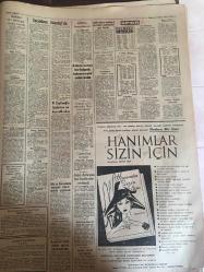 YENİ SABAH GAZETESİ 14 EKİM 1963 YIL :26 SAYI :8831---Seçimlere İstanbul da Altı Parti Birden İştirak Ediyor --Bn Nh çürük yumurta ile taşlandı --19 Yaşında 8 kocalı bir kadın yakalandı ---İzmir de dün jetlerin gösterisi parlak oldu ---Mut 'ta trafik kazasında  6 kişi can verdi ---Muhafazakarların yeni liderinin kim olacağı belli olmadı ---Bir kitabın düşündürdükleri :Siyavuşgil ---Başkan Bin Bella Cezayir de Askeri Harekatın Sona Erdiğini Bildirdi ---R.Taylor un başı üvey kızı ile derde girdi --Sinema :Çin-Çin ,Zır Deliler --Kılıç :Hadiselerin müsebbibi Çekoslovakyalı Hakemdir dedi ---Galatasaray Hakemi UEFA ya şikayet edecek ---Göztepe İstanbul dan dört puanla dönüyor ---G.Birliği Feriköy e şans tanımadı :1-0--Su Topunda AD.Demirspor Şampiyon --İzmirspor ,Demirspor ile berabere kaldı :0-0--B.Spor ilk galibiyeti K.Yakadan aldı :1-0--