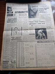 Cumhuriyet Gazetesi - 16 Ocak 1965 - Adalet Partisi Küçük Partilere Karşı - Winston Churchill Hasta - Sahte Diploma Yolsuzluğunun 35 Sanığı Ağır Cezaya Verildi - Ankara'da Babeuf Davasına Başlandı - İlhan Selçuk Köşe Yazısı - Bozkırdaki Çekirdek Yazan Kemal Tahir Yazı Dizisi -  Burhan Felek Köşe Yazısı - Kennedy'nin Bir Mektubu 27.000 Liraya Satıldı - Malkoçoğlu Konu Ve Resim Ayhan Başoğlu - James Bond Çizgi Roman - Dehşet Yolu Yazan Richard M. Stern Yazı - Milli Takım Adayları 2. Antreman Maçını Bugün Ali Sami Yen Stadında Galatasaray Genç Takımı İle Yapıyor - Metin Oktay İstirahatte - Puppo Sandro Gerçek Bir Futbol Adamıdır - Yaşar Doğu Kupası Güreşleri Sona Erdi