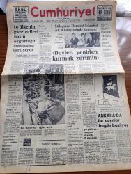 Cumhuriyet Gazetesi - 11 Eylül 1972 - Süleyman Demirel İstanbul Adalet Partisi İl Kongresinde Konuştu Devleti Yeniden Kurmak Zorunlu - Olimpiyat Köyünde Silah Sesleri Heyecan Yarattı - 19 Ülkenin Gazetecileri Basın Özgürlüğüne Sorununu Tartışıyor - 1958'de Temeli Atılan İzmir Tiyatro Sarayı Ortada Kaldı - 50. Yılda Trafik Suçlarının Da Affı İstendi - Faruk Ilgaz İl Başkanı Seçildi - Çarpışan Çarklar Yazan Şevket Süreyya Aydemir Köşe Yazısı - Oktay Akbal Köşe Yazısı - Malkoçoğlu Konu Ve Resim Ayhan Başoğlu - Dişi Bond Çizgi Roman - İzmir'in İçinde Samim Kocagöz'ün Romanı Yazı Dizisi - Doktor Cemil Yıldız İncesu'nun Romanı Yazı Dizisi - Abdülcanbaz Çizen Turhan Selçuk - Fenerbahçe Adana'yı Osman İle Yendi - Boksta En Fazla Altını Küba Aldı - 1972 Münih Olimpiyatı - Basketbol Finalinde Skandal Şampiyon Bir Gün Sonra Belli Olacak