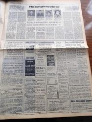 Cumhuriyet Gazetesi - 17 Eylül 1972 - Fikir Suçu Yazan Nadir Nadi Köşe Yazısı - Denizcilikte Bankası Zam Yaptı - Uluslararası Gazeteciler Federasyonu FİJ Başkanı Michanek Sohbet Toplantısı Yaptı - İstanbul'un Polis Kadrosu Yetersiz - Faili Meçhul Suç Oranı Devamlı Yükseliyor - İsrail Lübnan'daki Bazı Gerilla Köylerini Takıp Yıktı - Bir Yalnızlık Yazan Oktay Akbal Köşe Yazısı - Münih Olayı Ve Ortadoğu Yazan Profesör Doktor Ahmet Şükrü Esmer - Abdülcanbaz Çizen Turhan Selçuk - İzmir'in İçinde Samim Kocagöz'ün Romanı Yazı Dizisi - Doktor Cemil Yıldız İncesu'nun Romanı Yazı Dizisi - Dişi Bond Çizgi Roman - Tiffany Jones Çizgi Roman - Garth Çizgi Roman - Malkoçoğlu Konu Ve Resim Ayhan Başoğlu - İstanbul Ankara Radyosu Programı - Hacıhüsrevliler Yazan Selahattin Güler - Galatasaray Şekerspor Deplasmanından 1 Puanla Dönüyor - Kanadalıların İddiası Montreal Stadı Münih'i Bastıracak - Steve Prefontaine Wottle Ve Ryun Geçildi