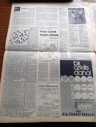 Cumhuriyet Gazetesi - 17 Eylül 1972 - Fikir Suçu Yazan Nadir Nadi Köşe Yazısı - Denizcilikte Bankası Zam Yaptı - Uluslararası Gazeteciler Federasyonu FİJ Başkanı Michanek Sohbet Toplantısı Yaptı - İstanbul'un Polis Kadrosu Yetersiz - Faili Meçhul Suç Oranı Devamlı Yükseliyor - İsrail Lübnan'daki Bazı Gerilla Köylerini Takıp Yıktı - Bir Yalnızlık Yazan Oktay Akbal Köşe Yazısı - Münih Olayı Ve Ortadoğu Yazan Profesör Doktor Ahmet Şükrü Esmer - Abdülcanbaz Çizen Turhan Selçuk - İzmir'in İçinde Samim Kocagöz'ün Romanı Yazı Dizisi - Doktor Cemil Yıldız İncesu'nun Romanı Yazı Dizisi - Dişi Bond Çizgi Roman - Tiffany Jones Çizgi Roman - Garth Çizgi Roman - Malkoçoğlu Konu Ve Resim Ayhan Başoğlu - İstanbul Ankara Radyosu Programı - Hacıhüsrevliler Yazan Selahattin Güler - Galatasaray Şekerspor Deplasmanından 1 Puanla Dönüyor - Kanadalıların İddiası Montreal Stadı Münih'i Bastıracak - Steve Prefontaine Wottle Ve Ryun Geçildi