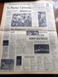 Cumhuriyet Gazetesi - 17 Eylül 1972 - Fikir Suçu Yazan Nadir Nadi Köşe Yazısı - Denizcilikte Bankası Zam Yaptı - Uluslararası Gazeteciler Federasyonu FİJ Başkanı Michanek Sohbet Toplantısı Yaptı - İstanbul'un Polis Kadrosu Yetersiz - Faili Meçhul Suç Oranı Devamlı Yükseliyor - İsrail Lübnan'daki Bazı Gerilla Köylerini Takıp Yıktı - Bir Yalnızlık Yazan Oktay Akbal Köşe Yazısı - Münih Olayı Ve Ortadoğu Yazan Profesör Doktor Ahmet Şükrü Esmer - Abdülcanbaz Çizen Turhan Selçuk - İzmir'in İçinde Samim Kocagöz'ün Romanı Yazı Dizisi - Doktor Cemil Yıldız İncesu'nun Romanı Yazı Dizisi - Dişi Bond Çizgi Roman - Tiffany Jones Çizgi Roman - Garth Çizgi Roman - Malkoçoğlu Konu Ve Resim Ayhan Başoğlu - İstanbul Ankara Radyosu Programı - Hacıhüsrevliler Yazan Selahattin Güler - Galatasaray Şekerspor Deplasmanından 1 Puanla Dönüyor - Kanadalıların İddiası Montreal Stadı Münih'i Bastıracak - Steve Prefontaine Wottle Ve Ryun Geçildi