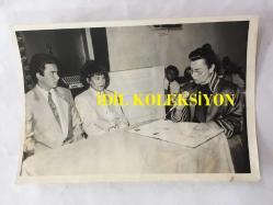 YEŞİLÇAM'IN YILDIZI FATMA GİRİK'İN ORİJİNAL FOTOĞRAFI - 1989 SEÇİMLERİNDE SOSYAL DEMOKRAT HALKÇI PARTİ SHP'DEN ŞİŞLİ BELEDİYE BAŞKANI SEÇİLEN FATMA GİRİK'İN BAŞKANLIK SÜRECİNDE ÇEKİLMİŞ BİR FOTOĞRAFI - FATMA GİRİK KARDEŞİ GÜNAY ve AYSUN'UN NİKAHINI KIYARKEN, 17 MAYIS 1989 - SİYAH & BEYAZ - 18 x 12 cm EBADINDA