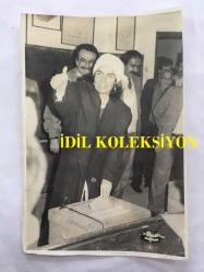 YEŞİLÇAM'IN YILDIZI FATMA GİRİK'İN ORİJİNAL FOTOĞRAFI - 1989 SEÇİMLERİNDE SOSYAL DEMOKRAT HALKÇI PARTİ SHP'DEN ŞİŞLİ BELEDİYE BAŞKANI SEÇİLEN FATMA GİRİK'İN BAŞKANLIK SÜRECİNDE ÇEKİLMİŞ BİR FOTOĞRAFI - FATMA GİRİK SEÇİMLERDE OY KULLANIP SANDIĞA ZARF ATARKEN - SİYAH & BEYAZ - 18 x 12 cm EBADINDA