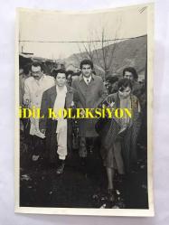 YEŞİLÇAM'IN YILDIZI FATMA GİRİK'İN ORİJİNAL FOTOĞRAFI - 1989 SEÇİMLERİNDE SOSYAL DEMOKRAT HALKÇI PARTİ SHP'DEN ŞİŞLİ BELEDİYE BAŞKANI SEÇİLEN FATMA GİRİK'İN BAŞKANLIK SÜRECİNDE ÇEKİLMİŞ BİR FOTOĞRAFI - FATMA GİRİK BİR GECEKONDU MAHALLESİ ZİYARETİNDE MUSTAFA SARIGÜL İLE YANYANA YÜRÜRKEN ÇEKİLMİŞ BİR KARE - SİYAH & BEYAZ - 18 x 12 cm EBADINDA