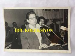 YEŞİLÇAM'IN YILDIZI FATMA GİRİK'İN ORİJİNAL FOTOĞRAFI - 1989 SEÇİMLERİNDE SOSYAL DEMOKRAT HALKÇI PARTİ SHP'DEN ŞİŞLİ BELEDİYE BAŞKANI SEÇİLEN FATMA GİRİK'İN BAŞKANLIK SÜRECİNDE ÇEKİLMİŞ BİR FOTOĞRAFI - FATMA GİRİK BELEDİYE BAŞLANLIĞINI ALDIKTAN SONRA İLK KEZ KÜRSÜYE ÇIKIP KONUŞMA YAPARKEN - SİYAH & BEYAZ - 18 x 12 cm EBADINDA