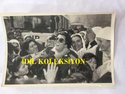 YEŞİLÇAM'IN YILDIZI FATMA GİRİK'İN ORİJİNAL FOTOĞRAFI - 1989 SEÇİMLERİNDE SOSYAL DEMOKRAT HALKÇI PARTİ SHP'DEN ŞİŞLİ BELEDİYE BAŞKANI SEÇİLEN FATMA GİRİK'İN BAŞKANLIK SÜRECİNDE ÇEKİLMİŞ BİR FOTOĞRAFI - FATMA GİRİK SEÇİM ÇALIŞMALARINDA KADINLARIN ARASINDA GÜLÜŞÜRKEN, 27 ŞUBAT 1989 - SİYAH & BEYAZ - 18 x 12 cm EBADINDA