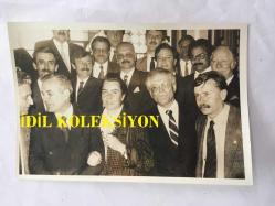 YEŞİLÇAM'IN YILDIZI FATMA GİRİK'İN ORİJİNAL FOTOĞRAFI - 1989 SEÇİMLERİNDE SOSYAL DEMOKRAT HALKÇI PARTİ SHP'DEN ŞİŞLİ BELEDİYE BAŞKANI SEÇİLEN FATMA GİRİK'İN BAŞKANLIK SÜRECİNDE ÇEKİLMİŞ BİR FOTOĞRAFI - FATMA GİRİK PARTİLİLERLE BİRLİKTE KAMERALARA POZ VERİRKEN, 28 MART 1989 - SİYAH & BEYAZ - 18 x 12 cm EBADINDA