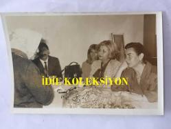 YEŞİLÇAM'IN YILDIZI FATMA GİRİK'İN ORİJİNAL FOTOĞRAFI - 1989 SEÇİMLERİNDE SOSYAL DEMOKRAT HALKÇI PARTİ SHP'DEN ŞİŞLİ BELEDİYE BAŞKANI SEÇİLEN FATMA GİRİK'İN BAŞKANLIK SÜRECİNDE ÇEKİLMİŞ BİR FOTOĞRAFI - FATMA GİRİK KADINLARLA MASADA KONUŞURKEN, 25 MAYIS 1989 - SİYAH & BEYAZ - 18 x 12 cm EBADINDA