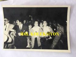 YEŞİLÇAM'IN YILDIZI FATMA GİRİK'İN ORİJİNAL FOTOĞRAFI - 1989 SEÇİMLERİNDE SOSYAL DEMOKRAT HALKÇI PARTİ SHP'DEN ŞİŞLİ BELEDİYE BAŞKANI SEÇİLEN FATMA GİRİK'İN BAŞKANLIK SÜRECİNDE ÇEKİLMİŞ BİR FOTOĞRAFI - FATMA GİRİK, MUSTAFA SARIGÜL ve PARTİLİLER KOLKOLA YÜRÜRKEN, 27 ŞUBAT 1989 - SİYAH & BEYAZ - 18 x 12 cm EBADINDA