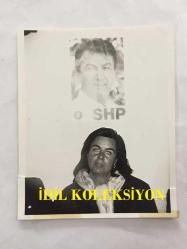 YEŞİLÇAM'IN YILDIZI FATMA GİRİK'İN ORİJİNAL FOTOĞRAFI - 1989 SEÇİMLERİNDE SOSYAL DEMOKRAT HALKÇI PARTİ SHP'DEN ŞİŞLİ BELEDİYE BAŞKANI SEÇİLEN FATMA GİRİK'İN BAŞKANLIK SÜRECİNDE ÇEKİLMİŞ BİR FOTOĞRAFI - FATMA GİRİK, DENİZ BAYKAL'IN SHP AFİŞİ ÖNÜNDE POZ VERİRKEN - SİYAH & BEYAZ - 14 x 12 cm EBADINDA