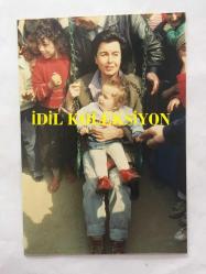 YEŞİLÇAM'IN YILDIZI FATMA GİRİK'İN ORİJİNAL FOTOĞRAFI - 1989 SEÇİMLERİNDE SOSYAL DEMOKRAT HALKÇI PARTİ SHP'DEN ŞİŞLİ BELEDİYE BAŞKANI SEÇİLEN FATMA GİRİK'İN BAŞKANLIK SÜRECİNDE ÇEKİLMİŞ BİR FOTOĞRAFI - FATMA GİRİK, PARKTA SALINCAKTA KÜÇÜK BİR KIZ ÇOCUĞUNU KUCAĞINDA SALLARKEN, 30 MART 1990 - 12 x 9 cm EBADINDA