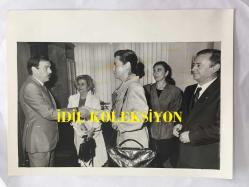YEŞİLÇAM'IN YILDIZI FATMA GİRİK'İN ORİJİNAL BÜYÜK BOY FOTOĞRAFI - 1989 SEÇİMLERİNDE SOSYAL DEMOKRAT HALKÇI PARTİ SHP'DEN ŞİŞLİ BELEDİYE BAŞKANI SEÇİLEN FATMA GİRİK'İN BAŞKANLIK SÜRECİNDE ÇEKİLMİŞ BİR FOTOĞRAFI - FATMA GİRİK ANADOLU AJANSI İSTANBUL BÖLGE MÜDÜR ATİLLA GİRGİN'İ ZİYARET EDERKEN, 30 MAYIS 1989 - SİYAH & BEYAZ - 24 x 18 cm EBADINDA