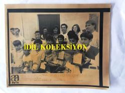 YEŞİLÇAM'IN YILDIZI FATMA GİRİK'İN TIPKI BASIM FOTOĞRAFI - 1989 SEÇİMLERİNDE SOSYAL DEMOKRAT HALKÇI PARTİ SHP'DEN ŞİŞLİ BELEDİYE BAŞKANI SEÇİLEN FATMA GİRİK'İN BAŞKANLIK SÜRECİNDE ÇEKİLMİŞ BİR FOTOĞRAFI - FATMA GİRİK YAZ OKULUNDA BAŞARI SAĞLAYA ÖĞRENCİLERE ÖDÜL ve PLAKET VERİRKEN, 1991 - SİYAH & BEYAZ - 21 x 17 cm EBADINDA