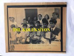 YEŞİLÇAM'IN YILDIZI FATMA GİRİK'İN TIPKI BASIM FOTOĞRAFI - 1989 SEÇİMLERİNDE SOSYAL DEMOKRAT HALKÇI PARTİ SHP'DEN ŞİŞLİ BELEDİYE BAŞKANI SEÇİLEN FATMA GİRİK'İN BAŞKANLIK SÜRECİNDE ÇEKİLMİŞ BİR FOTOĞRAFI - FATMA GİRİK YAZ OKULUNDA BAŞARI SAĞLAYA ÖĞRENCİLERE ÖDÜL ve PLAKET VERİRKEN, 1991 - SİYAH & BEYAZ - 21 x 17 cm EBADINDA