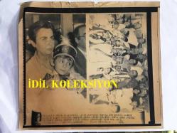 YEŞİLÇAM'IN YILDIZI FATMA GİRİK'İN TIPKI BASIM FOTOĞRAFI - 1989 SEÇİMLERİNDE SOSYAL DEMOKRAT HALKÇI PARTİ SHP'DEN ŞİŞLİ BELEDİYE BAŞKANI SEÇİLEN FATMA GİRİK'İN BAŞKANLIK SÜRECİNDE ÇEKİLMİŞ BİR FOTOĞRAFI - 200 ÇOCUĞU SÜNNET ETTİREN FATMA GİRİK ÇOCUKLARDAN SÜLEYMAN TOPUZ'A KİRVELİK YAPIP DUA EDERKEN, 1991 - SİYAH & BEYAZ - 21 x 19 cm EBADINDA