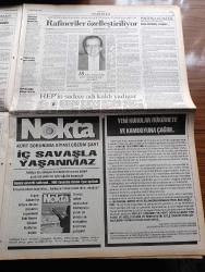 Cumhuriyet Gazetesi - 4 Temmuz 1993 - Sivas Madımak Otelinde Katliam - Hasret Gültekin - Nesimi Çimen - Metin Altıok - Muhlis Akarsu - Behçet Aysan - Madımak Katliamını Yapanları Sivas Belediye Başkanı Temel Karamollaoğlu Yönlendirdi - Aziz Nesin Beni Suçlayan Namussuzdur - Necmettin Erbakan Olaylar Sivas'a Gitmiş Bir Ekibin Halkı Tahrik Etmesinin Sonucudur Dedi - Tansu Çiller Olay Alevi Sünni Çekişmesi Değil Dedi - Sting Ben Bir İngilizim Efes'te Dedi - Halkın Emek Partisinin Sadece Adı Kaldı Yadigar - Başbakan Tansu Çiller Van Yangını İle Sivas Madımak Yangınını Karıştırdı - Nihat Ziyalan Yılmaz Güney'in Tokadı Beni Avustralya'ya Getirdi - Saraybosna Ateş Altında - Uğur Mumcu'nun Son Araştırması Kürt Dosyası Yazı Dizisi - Sivas Katliamında Hizbullah Parmağı- Devlet Madımak Otelinde Katliam Seyirci Kaldı - Başbakan Yardımcısı Erdal İnönü Ve Genelkurmay Başkanı Doğan Güreş Madımak Oteli Önünde İnceleme Yaptı - Deniz Baykal Hükümet Üzerine Düşeni Yapmadı Dedi - Pir Sultan Abdal