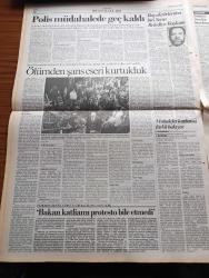Cumhuriyet Gazetesi - 4 Temmuz 1993 - Sivas Madımak Otelinde Katliam - Hasret Gültekin - Nesimi Çimen - Metin Altıok - Muhlis Akarsu - Behçet Aysan - Madımak Katliamını Yapanları Sivas Belediye Başkanı Temel Karamollaoğlu Yönlendirdi - Aziz Nesin Beni Suçlayan Namussuzdur - Necmettin Erbakan Olaylar Sivas'a Gitmiş Bir Ekibin Halkı Tahrik Etmesinin Sonucudur Dedi - Tansu Çiller Olay Alevi Sünni Çekişmesi Değil Dedi - Sting Ben Bir İngilizim Efes'te Dedi - Halkın Emek Partisinin Sadece Adı Kaldı Yadigar - Başbakan Tansu Çiller Van Yangını İle Sivas Madımak Yangınını Karıştırdı - Nihat Ziyalan Yılmaz Güney'in Tokadı Beni Avustralya'ya Getirdi - Saraybosna Ateş Altında - Uğur Mumcu'nun Son Araştırması Kürt Dosyası Yazı Dizisi - Sivas Katliamında Hizbullah Parmağı- Devlet Madımak Otelinde Katliam Seyirci Kaldı - Başbakan Yardımcısı Erdal İnönü Ve Genelkurmay Başkanı Doğan Güreş Madımak Oteli Önünde İnceleme Yaptı - Deniz Baykal Hükümet Üzerine Düşeni Yapmadı Dedi - Pir Sultan Abdal