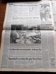 Cumhuriyet Gazetesi - 4 Temmuz 1993 - Sivas Madımak Otelinde Katliam - Hasret Gültekin - Nesimi Çimen - Metin Altıok - Muhlis Akarsu - Behçet Aysan - Madımak Katliamını Yapanları Sivas Belediye Başkanı Temel Karamollaoğlu Yönlendirdi - Aziz Nesin Beni Suçlayan Namussuzdur - Necmettin Erbakan Olaylar Sivas'a Gitmiş Bir Ekibin Halkı Tahrik Etmesinin Sonucudur Dedi - Tansu Çiller Olay Alevi Sünni Çekişmesi Değil Dedi - Sting Ben Bir İngilizim Efes'te Dedi - Halkın Emek Partisinin Sadece Adı Kaldı Yadigar - Başbakan Tansu Çiller Van Yangını İle Sivas Madımak Yangınını Karıştırdı - Nihat Ziyalan Yılmaz Güney'in Tokadı Beni Avustralya'ya Getirdi - Saraybosna Ateş Altında - Uğur Mumcu'nun Son Araştırması Kürt Dosyası Yazı Dizisi - Sivas Katliamında Hizbullah Parmağı- Devlet Madımak Otelinde Katliam Seyirci Kaldı - Başbakan Yardımcısı Erdal İnönü Ve Genelkurmay Başkanı Doğan Güreş Madımak Oteli Önünde İnceleme Yaptı - Deniz Baykal Hükümet Üzerine Düşeni Yapmadı Dedi - Pir Sultan Abdal