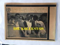 YEŞİLÇAM'IN YILDIZI FATMA GİRİK'İN TIPKI BASIM FOTOĞRAFI - 1989 SEÇİMLERİNDE SOSYAL DEMOKRAT HALKÇI PARTİ SHP'DEN ŞİŞLİ BELEDİYE BAŞKANI SEÇİLEN FATMA GİRİK'İN BAŞKANLIK SÜRECİNDE ÇEKİLMİŞ BİR FOTOĞRAFI - FATMA GİRİK, BELEDİYENİN YAŞAM ÇOCUKLARLA GÜZEL ADLI ÇOCUKLARIN ÖĞRENİMİNE KATKI ETKİNLİĞİNDE ÇOCUKLARA OKUL MALZEMELERİ DAĞITIRKEN, 17 EYLÜL1989 - SİYAH & BEYAZ - 21 x 16 cm EBADINDA