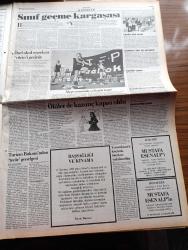 Cumhuriyet Gazetesi - 7 Temmuz 1993 - Erzincan'da Kanlı Baskın 28 Ölü - PKK Kemaliyenin Başbağlar Köyünü Bastı - Aziz Nesin'in  Tahrif Edilerek Gerekçe Yapılan Sivas Konuşmasının Tam Metni - Sivas Ayaklanması İçin Araştırma - Azeri Petrolü Türkiye'den Geçecek - Sivas Madımak Katliamını Protestoya Dayak Ve Gözaltı - Şeriatçı Alevi'yi Neden Yakar Yazan İyi İlhan Selçuk Köşe - Ozan Asım Bezirciye - Başbakan Tansu Çiller Liderliğinde Yeni Hükümet Anıtkabir'de - Kara Ses Cemalettin Kaplan'a Göre Suçlu Kemalist Devlet - Şeriatçılar Hala Aziz Nesin'in Kelimesinin Peşinde - Uzanlar Ve Ayan'a Büyük Gözaltı - Kuzey Irak Kürtleri Aç - Rauf Denktaş Eroğlu Hükümeti Federasyonda İnanmıyor Dedi - Uğur Mumcu'nun Son Araştırması Kürt Dosyası - Trafik Kazası Geçiren Galatasaraylı Muammed Futbolu Bırakıyor Mu - Fenerbahçe Bankası 94'te Hizmetinizde - Çatalca At Yarışı Merkezi Olacak - Erman Toroğlu Kokart Takamayacak - Boşnakların Dramı Bosna Cehennemi Yazan Ergin Hacıosmanoviç Yazı Dizisi