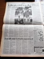Cumhuriyet Gazetesi - 10 Temmuz 1993 - Şair Metin Altıok'da Öldü - İrticanın Eğitim Kampları - Şeytan Ayetleri Yazarı Salman Rüşdü'den Cumhuriyet'e Özel Demeç Suçlu Aziz Nesin Değil Yobazlar - İmam Erdal İnönü'yü Münafıklıkla Suçladı - Rıfat Ilgaz Son Yolculuğuna Uğurlanıyor - Eurovision Artık Hayal Oldu - Tansu Çiller Türk İş'i Yumuşattı - Kağıthane İşçisi SHP'yi İşgal Etti - Mesut Yılmaz Anayol'un Şansı Yok dedi - Madımak Oteli Utanç Müzesi Oluyor - Sivas Katliamında Kimin İhmali Var - İstanbul Barosu Başkanı Turgut Kazan - Sivas Katliamı Protestolarına Valilikten Yasak - Aziz Nesin'in İfadesini Alındı - Tansu Çiller Özelleştirme Öncelikli İşimiz- Batılılar Kuzey Irak'ı Terk Ediyor - Kızıl Ordu Fraksiyonu RAF Almanya'da Savaşa Devam Dedi - Ölü Ozanlar Kenti Yazan Çetin Yiğenoğlu Yazı Dizisi - Fatih Terim Milli Takım Patronu - Atlet Carl Lewis'in Madalya Yemini - Soner Sakatladığı Okan Buruk İle El Ele - Boşnakların Dramı Bosna Cehennemi Yazan Ergin Hacıosmanoviç Yazı Dizisi