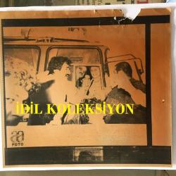 YEŞİLÇAM'IN YILDIZI FATMA GİRİK'İN TIPKI BASIM FOTOĞRAFI - 1989 SEÇİMLERİNDE SOSYAL DEMOKRAT HALKÇI PARTİ SHP'DEN ŞİŞLİ BELEDİYE BAŞKANI SEÇİLEN FATMA GİRİK'İN BAŞKANLIK SÜRECİNDE ÇEKİLMİŞ BİR FOTOĞRAFI - FATMA GİRİK, KIRŞEHİR'DE DÜZENLEDİĞİ MİTİNG SIRASINDA HALKI ÖPEREK SELAMLARKEN YILDIRIM AKTUNA İLE, 17 ŞUBAT 1990  - SİYAH & BEYAZ - 21 x 20 cm EBADINDA