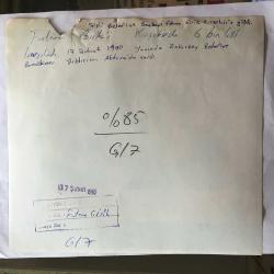YEŞİLÇAM'IN YILDIZI FATMA GİRİK'İN TIPKI BASIM FOTOĞRAFI - 1989 SEÇİMLERİNDE SOSYAL DEMOKRAT HALKÇI PARTİ SHP'DEN ŞİŞLİ BELEDİYE BAŞKANI SEÇİLEN FATMA GİRİK'İN BAŞKANLIK SÜRECİNDE ÇEKİLMİŞ BİR FOTOĞRAFI - FATMA GİRİK, KIRŞEHİR'DE DÜZENLEDİĞİ MİTİNG SIRASINDA HALKI ÖPEREK SELAMLARKEN YILDIRIM AKTUNA İLE, 17 ŞUBAT 1990  - SİYAH & BEYAZ - 21 x 20 cm EBADINDA