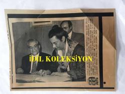 YEŞİLÇAM'IN YILDIZI FATMA GİRİK'İN TIPKI BASIM FOTOĞRAFI - 1989 SEÇİMLERİNDE SOSYAL DEMOKRAT HALKÇI PARTİ SHP'DEN ŞİŞLİ BELEDİYE BAŞKANI SEÇİLEN FATMA GİRİK'İN BAŞKANLIK SÜRECİNDE ÇEKİLMİŞ BİR FOTOĞRAFI - FATMA GİRİK ve NURETTİN SÖZEN, İMZA ATMA SIRASINDA, 28 EYLÜL 1989  - SİYAH & BEYAZ - 21 x 16 cm EBADINDA