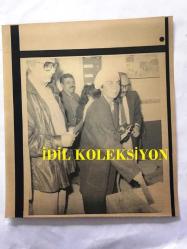 YEŞİLÇAM'IN YILDIZI FATMA GİRİK'İN TIPKI BASIM FOTOĞRAFI - 1989 SEÇİMLERİNDE SOSYAL DEMOKRAT HALKÇI PARTİ SHP'DEN ŞİŞLİ BELEDİYE BAŞKANI SEÇİLEN FATMA GİRİK'İN BAŞKANLIK SÜRECİNDE ÇEKİLMİŞ BİR FOTOĞRAFI - FATMA GİRİK, SEÇİMLERDE OY KULLANIP ZARFINI SANDIĞA ATARKEN,, 27 ŞUBAT 1989  - SİYAH & BEYAZ - 18 x 16 cm EBADINDA