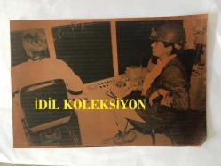 YEŞİLÇAM'IN YILDIZI FATMA GİRİK'İN TIPKI BASIM FOTOĞRAFI - 1989 SEÇİMLERİNDE SOSYAL DEMOKRAT HALKÇI PARTİ SHP'DEN ŞİŞLİ BELEDİYE BAŞKANI SEÇİLEN FATMA GİRİK'İN BAŞKANLIK SÜRECİNDE ÇEKİLMİŞ BİR FOTOĞRAFI - FATMA GİRİK ŞANTİYEDE BİR OPERATÖRÜN YANINDA ÇALIŞMALARI İZLERKEN, 8 EKİM 1989  - SİYAH & BEYAZ - 24 x 16 cm EBADINDA