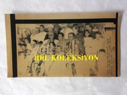 YEŞİLÇAM'IN YILDIZI FATMA GİRİK'İN TIPKI BASIM FOTOĞRAFI - 1989 SEÇİMLERİNDE SOSYAL DEMOKRAT HALKÇI PARTİ SHP'DEN ŞİŞLİ BELEDİYE BAŞKANI SEÇİLEN FATMA GİRİK'İN BAŞKANLIK SÜRECİNDE ÇEKİLMİŞ BİR FOTOĞRAFI - FATMA GİRİK BELEDİYENİN DÜZENLEDİĞİ SÜNNET DÜĞÜNÜNDE, 1991  - SİYAH & BEYAZ - 19 x 11 cm EBADINDA
