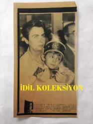 YEŞİLÇAM'IN YILDIZI FATMA GİRİK'İN TIPKI BASIM FOTOĞRAFI - 1989 SEÇİMLERİNDE SOSYAL DEMOKRAT HALKÇI PARTİ SHP'DEN ŞİŞLİ BELEDİYE BAŞKANI SEÇİLEN FATMA GİRİK'İN BAŞKANLIK SÜRECİNDE ÇEKİLMİŞ BİR FOTOĞRAFI - FATMA GİRİK BELEDİYENİN DÜZENLEDİĞİ SÜNNET DÜĞÜNÜNDE, 1991  - SİYAH & BEYAZ - 19 x 11 cm EBADINDA