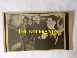 YEŞİLÇAM'IN YILDIZI FATMA GİRİK'İN TIPKI BASIM FOTOĞRAFI - 1989 SEÇİMLERİNDE SOSYAL DEMOKRAT HALKÇI PARTİ SHP'DEN ŞİŞLİ BELEDİYE BAŞKANI SEÇİLEN FATMA GİRİK'İN BAŞKANLIK SÜRECİNDE ÇEKİLMİŞ BİR FOTOĞRAFI - FATMA GİRİK SEÇİM GEZİSİNDE PARTİLİLERLE BİRLİKTEYKEN, 9 MART 1989  - SİYAH & BEYAZ - 19 x 11 cm EBADINDA