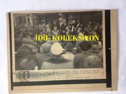 YEŞİLÇAM'IN YILDIZI FATMA GİRİK'İN TIPKI BASIM FOTOĞRAFI - 1989 SEÇİMLERİNDE SOSYAL DEMOKRAT HALKÇI PARTİ SHP'DEN ŞİŞLİ BELEDİYE BAŞKANI SEÇİLEN FATMA GİRİK'İN BAŞKANLIK SÜRECİNDE ÇEKİLMİŞ BİR FOTOĞRAFI - FATMA GİRİK, FATMA GİRİK SEÇİM GEZİSİNDE HALKIN ARASINDAYKEN, 9 MART 1989  - SİYAH & BEYAZ - 16 x 12 cm EBADINDA