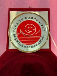 TÜRKİYE CUMHURİYETİ BEŞİKTAŞ KAYMAKAMLIĞI T.B.M.M. MİLLÎ SARAYLAR YILDIZ PORSELEN TABAK , BORDO RENKLİ ORJİNAL KADİFE KUTUSUNDA