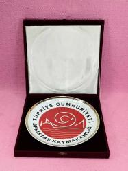 TÜRKİYE CUMHURİYETİ BEŞİKTAŞ KAYMAKAMLIĞI T.B.M.M. MİLLÎ SARAYLAR YILDIZ PORSELEN TABAK , BORDO RENKLİ ORJİNAL KADİFE KUTUSUNDA
